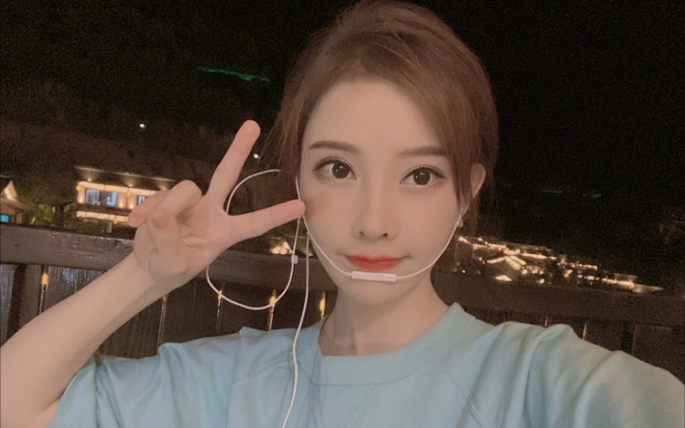 冯提莫《烟火里的尘埃》户外直播版 路人听到直呼太好听啦!