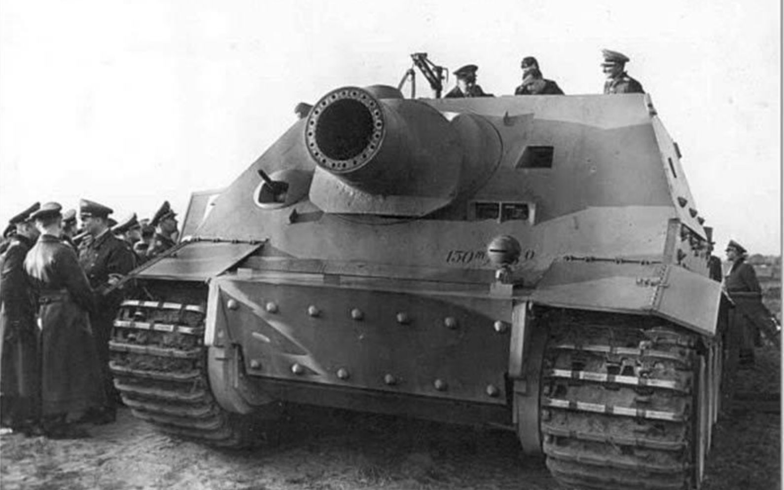 你炮管都坏了,还能突击我?