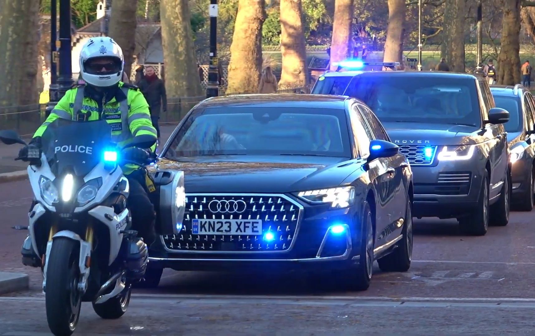 英国大都会警察护送首相苏纳克