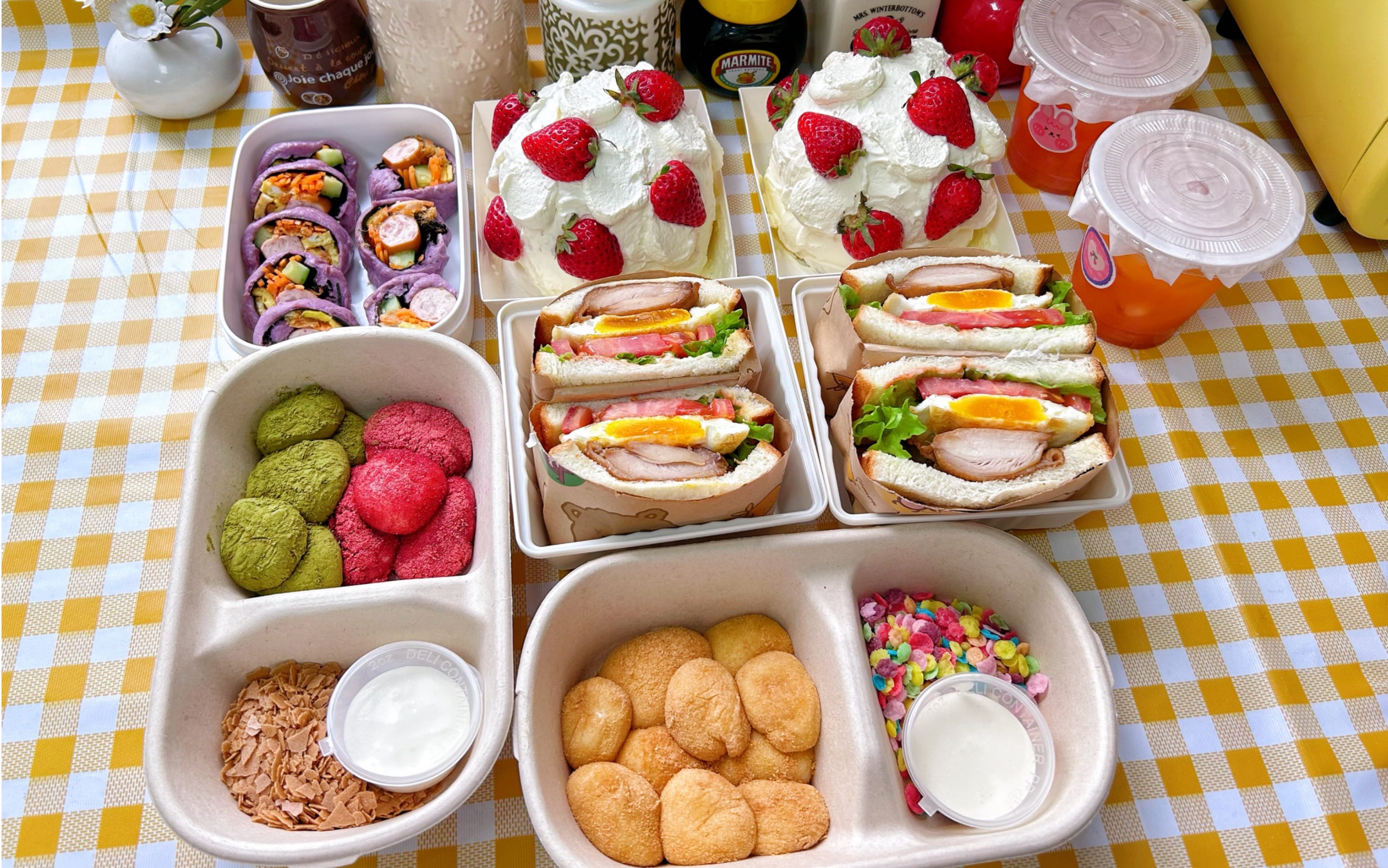 给姐姐做的豪华爱心下午茶便当～三明治|蘸酱麻薯芋泥寿司|草莓蛋糕