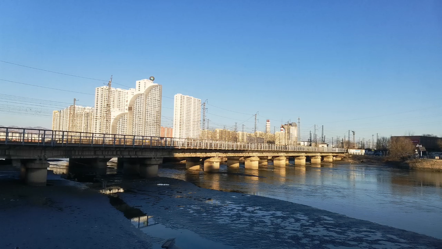 太局湖段df4dd在新开河桥上调车作业