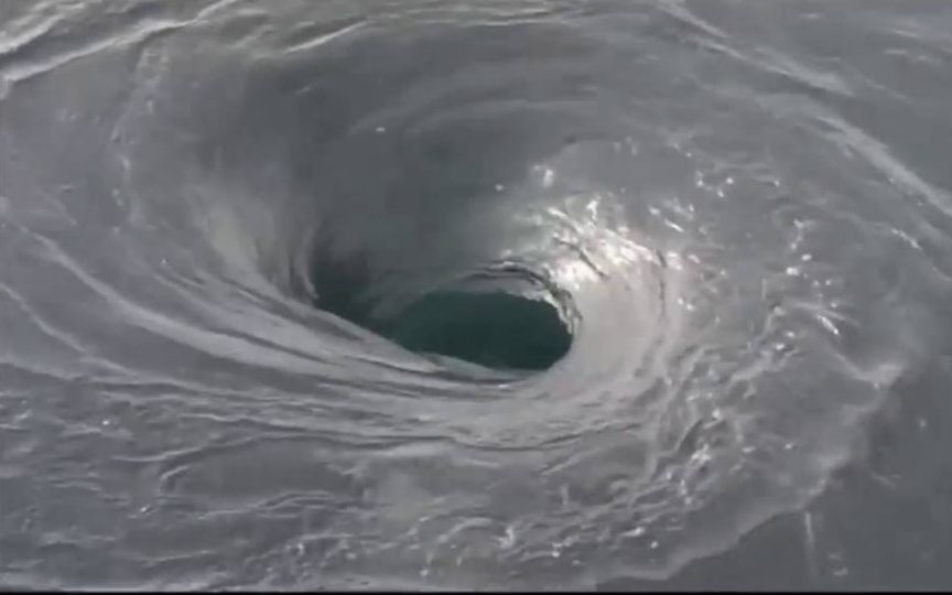 海底龙卷风吓人图片