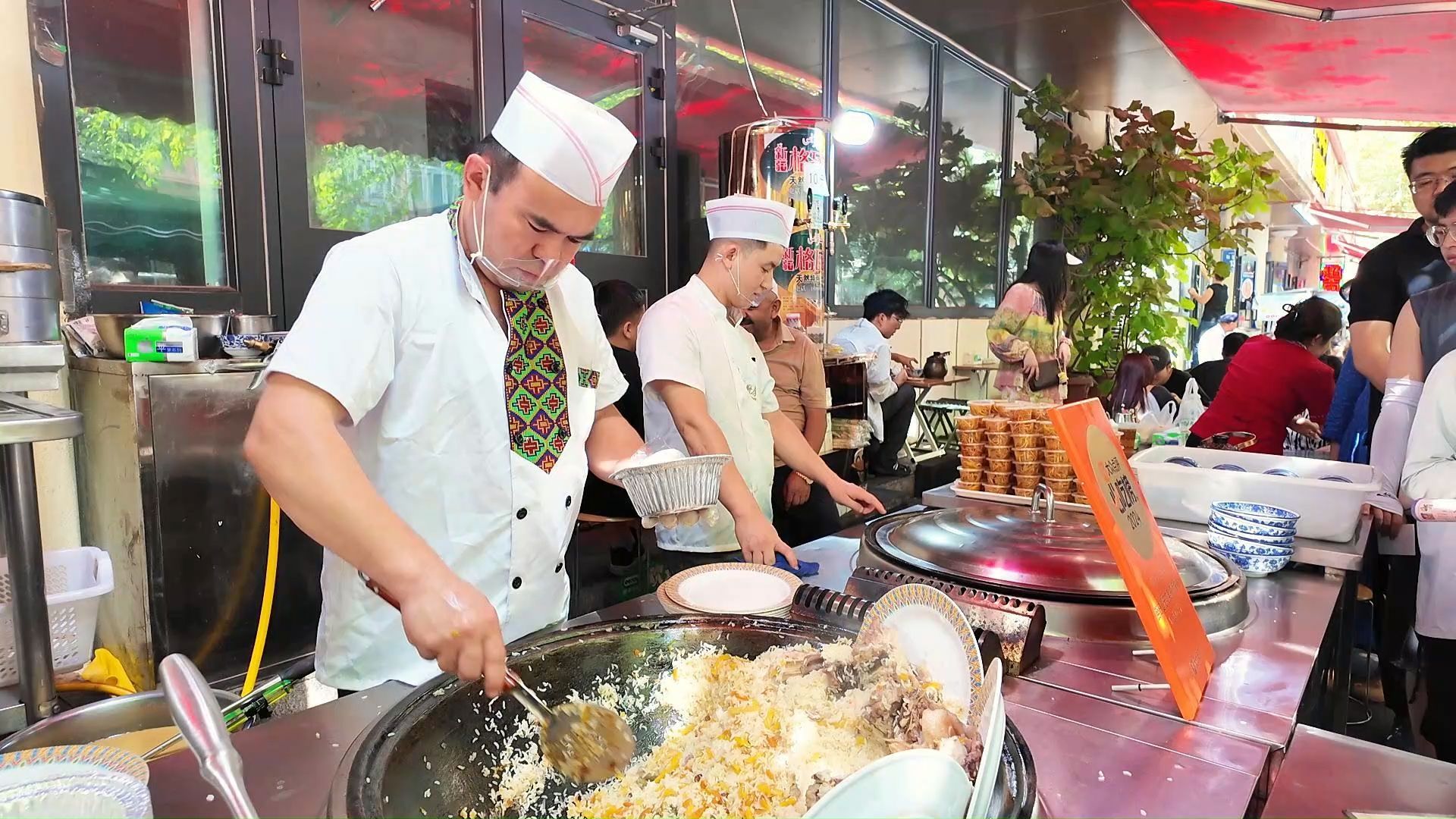 来乌鲁木齐旅游 一定要去和田二街品尝美食