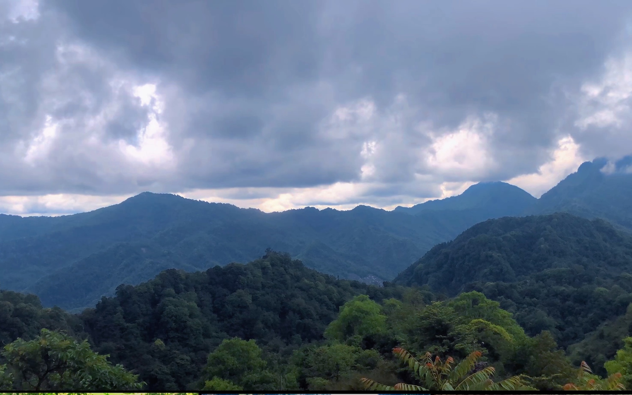 10km冒雨登頂青城山白雲寺