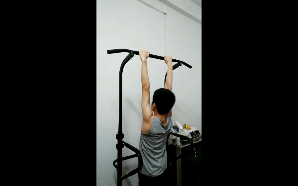 看我能在单杠上悬挂多久