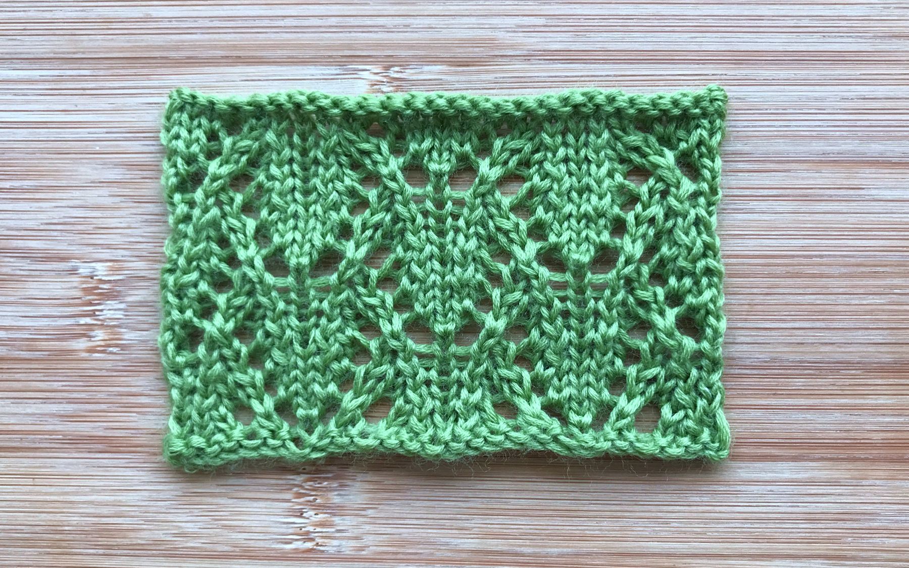 【轻描编织】一款春夏镂空衫花样的编织方法,针法不多,花样比较大