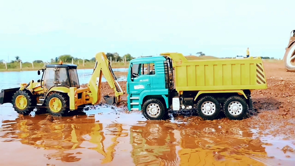 多功能挖掘机救援两辆翻斗车