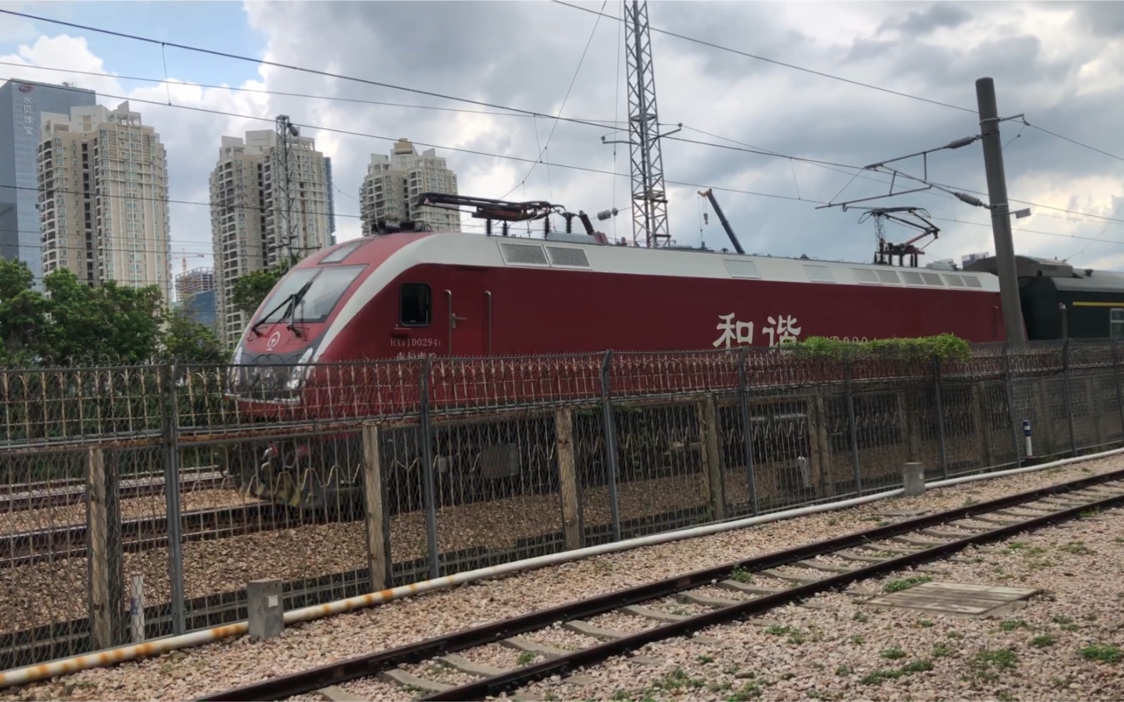 [铁道调研] hxd1d-0294(大红枣)牵引0z332深圳东方向通过广九线清水河