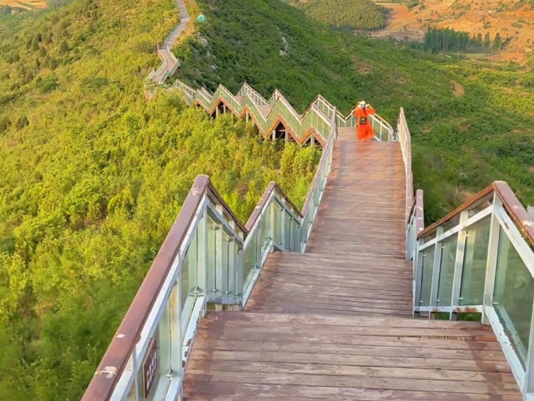 河南处处是美景,鹤壁一定不能少,推荐10个国庆免费游玩地,第一站,风车天路,第二站,地谷岭,第三站,人头山,第四站,金牛岭,哔哩哔哩bilibili