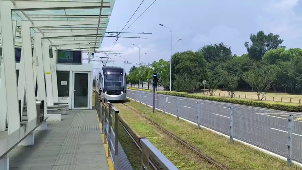 【苏州有轨电车】t2线5节大车进入龙康路站