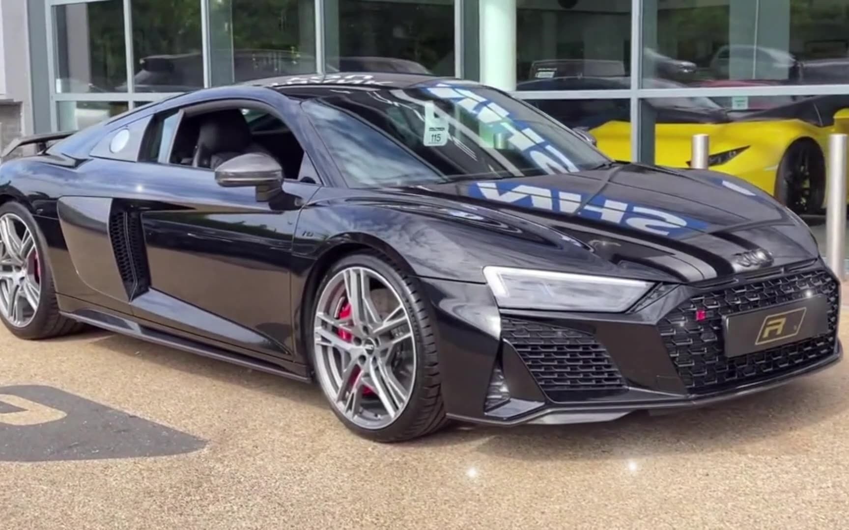 黑色2020款奥迪r8 5.2l 620马力 v10 百公里加速3.1s 油耗13.