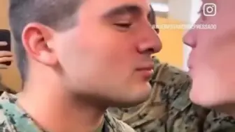 一个不像假的，一个不像演的