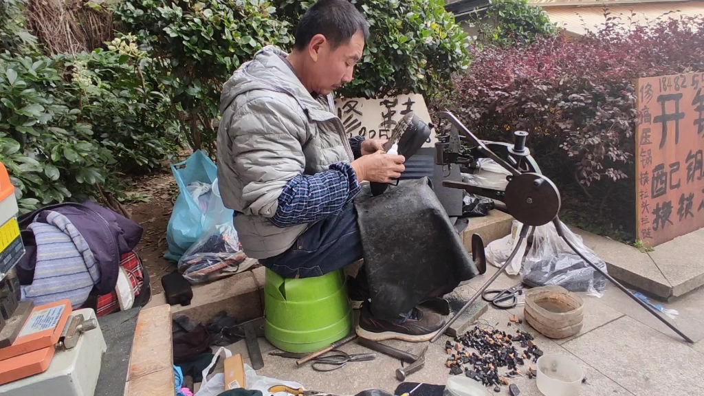 [图]传统手艺人—修鞋匠