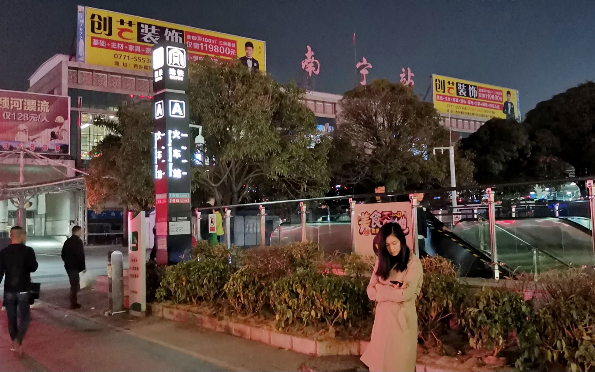 实拍南宁火车站夜晚街景,火车站有点旧,街头夜景很漂亮