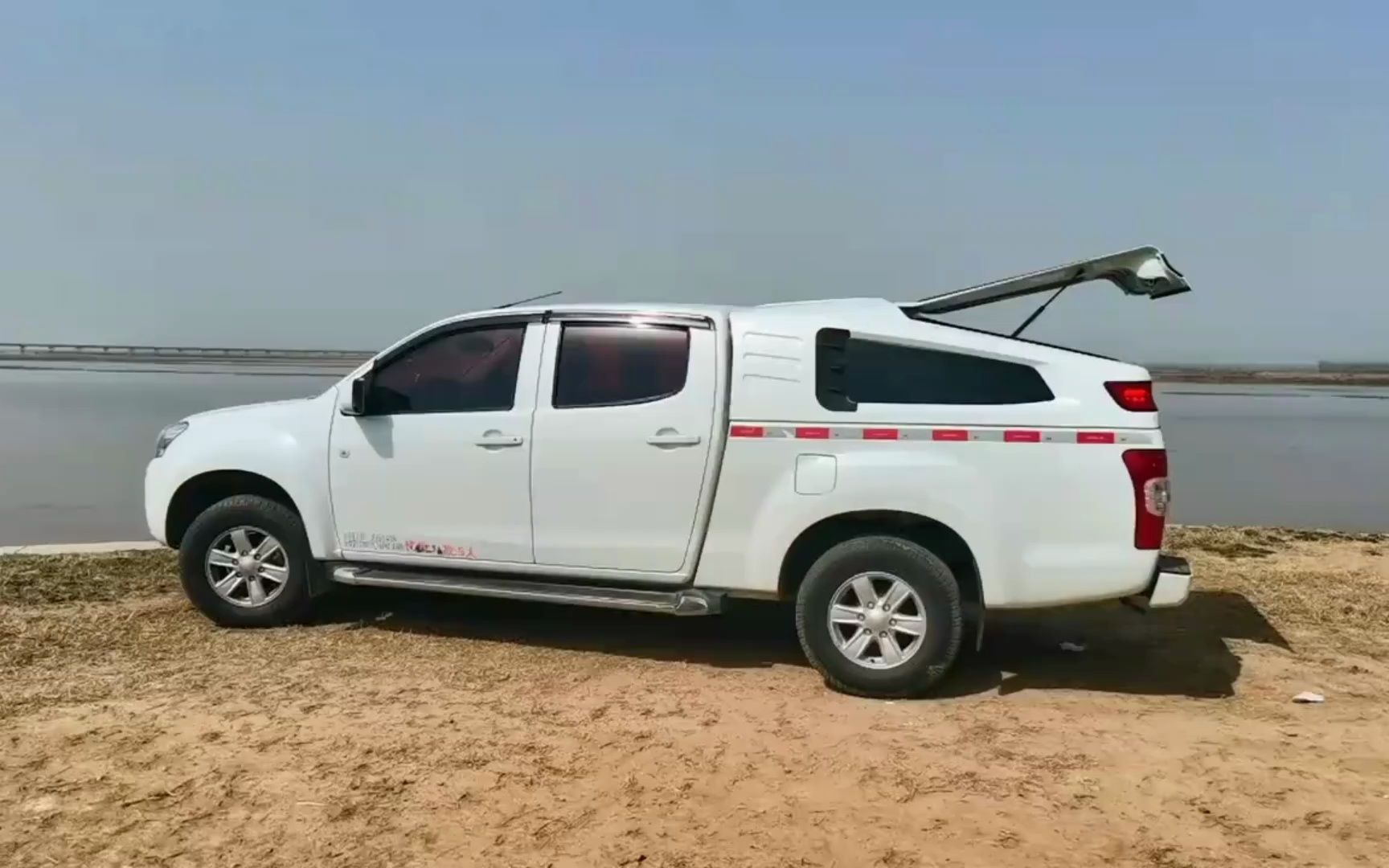 五十铃瑞迈dmax皮卡2023改装案例-运动款货箱盖斜盖