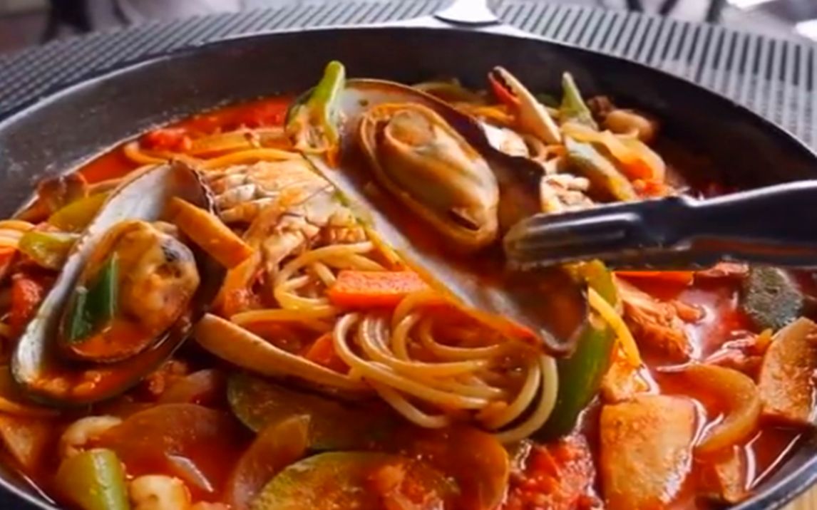 韩国街头美食!韩式海鲜面,面汤都能喝光,色泽满分!