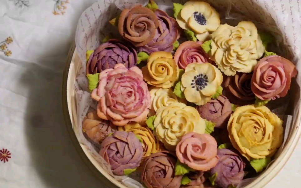 [图]【Beautiful Flower】(中字)制作豆沙霜裱花饼干‖sweet bean paste flower cookie