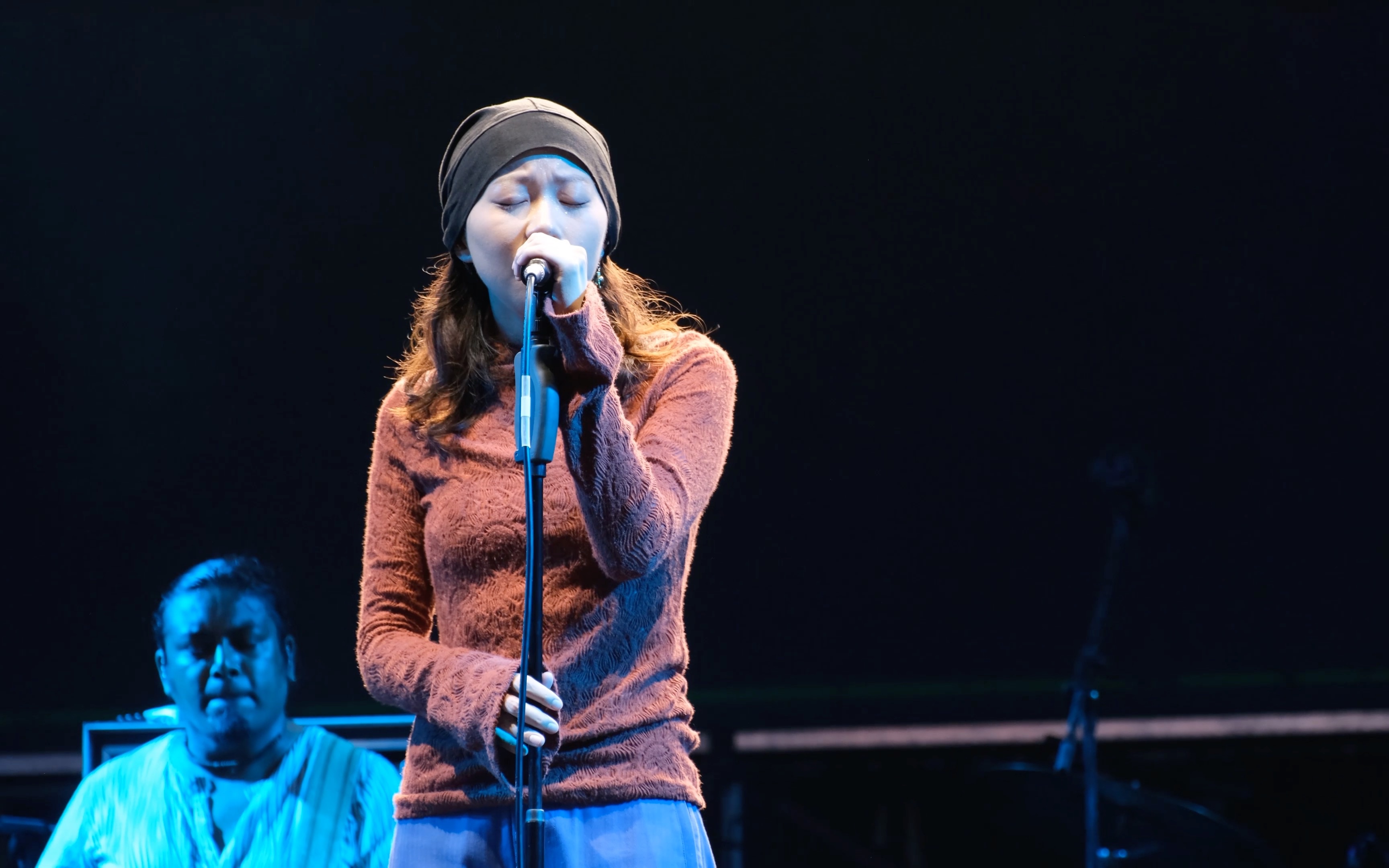 窦靖童轻轻吟唱的嗓音绝了blooming片段1深圳520草莓音乐节