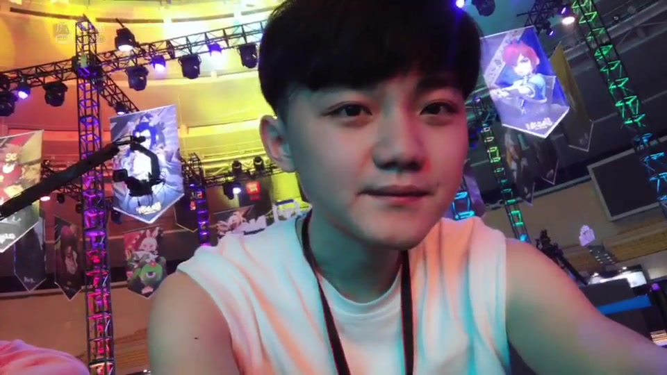 虎牙蓝胖子1113开播的户外录屏