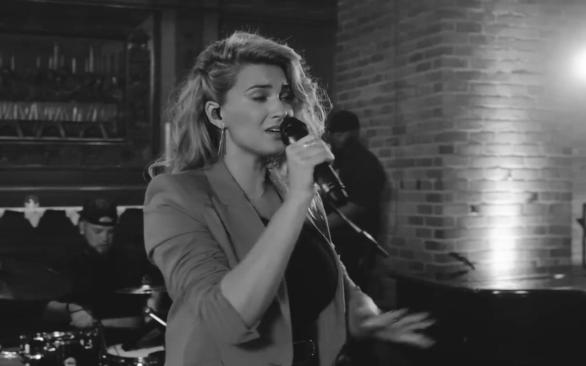 [图]Tori Kelly - Never Alone ft. Kirk Franklin (Live)