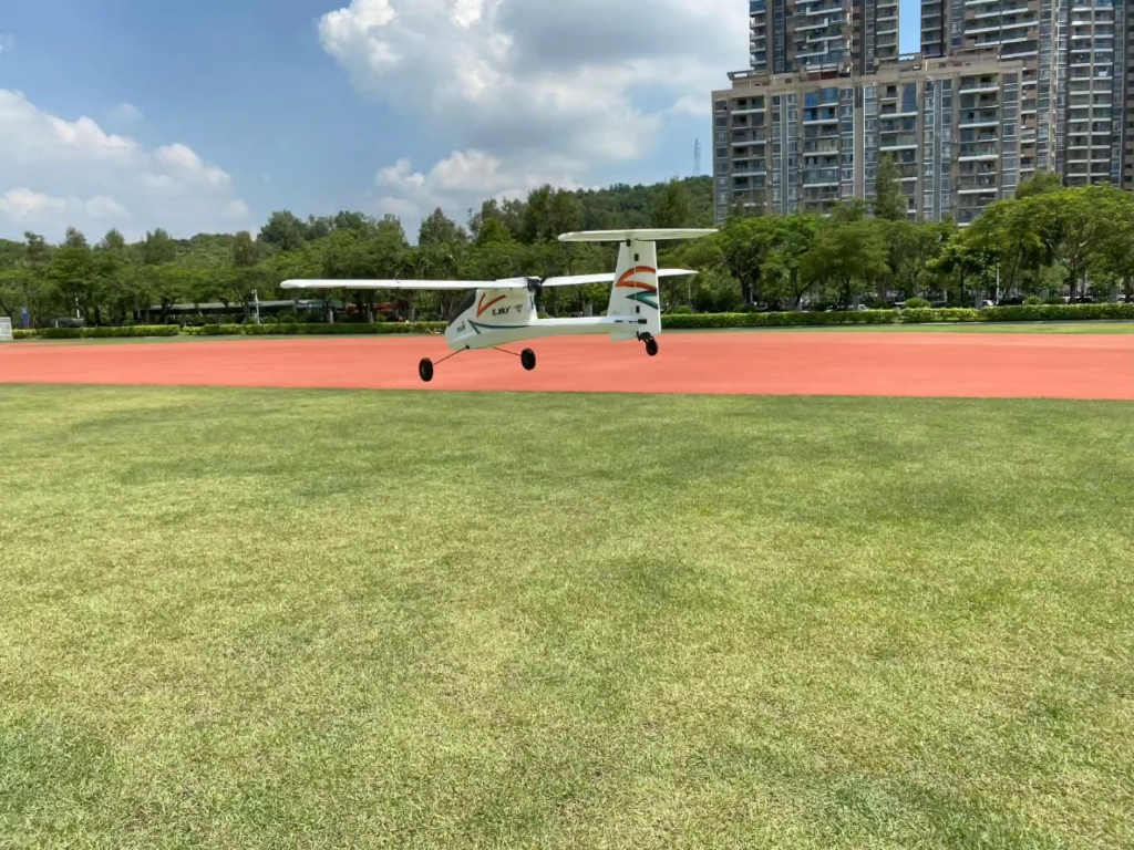 [图]Esky mini雏鹰起飞，单手操控轻松户外飞