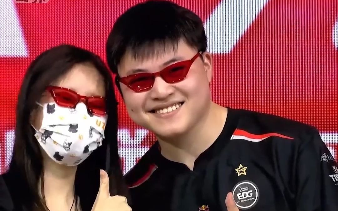 uzi的薇恩红眼镜太酷了吧