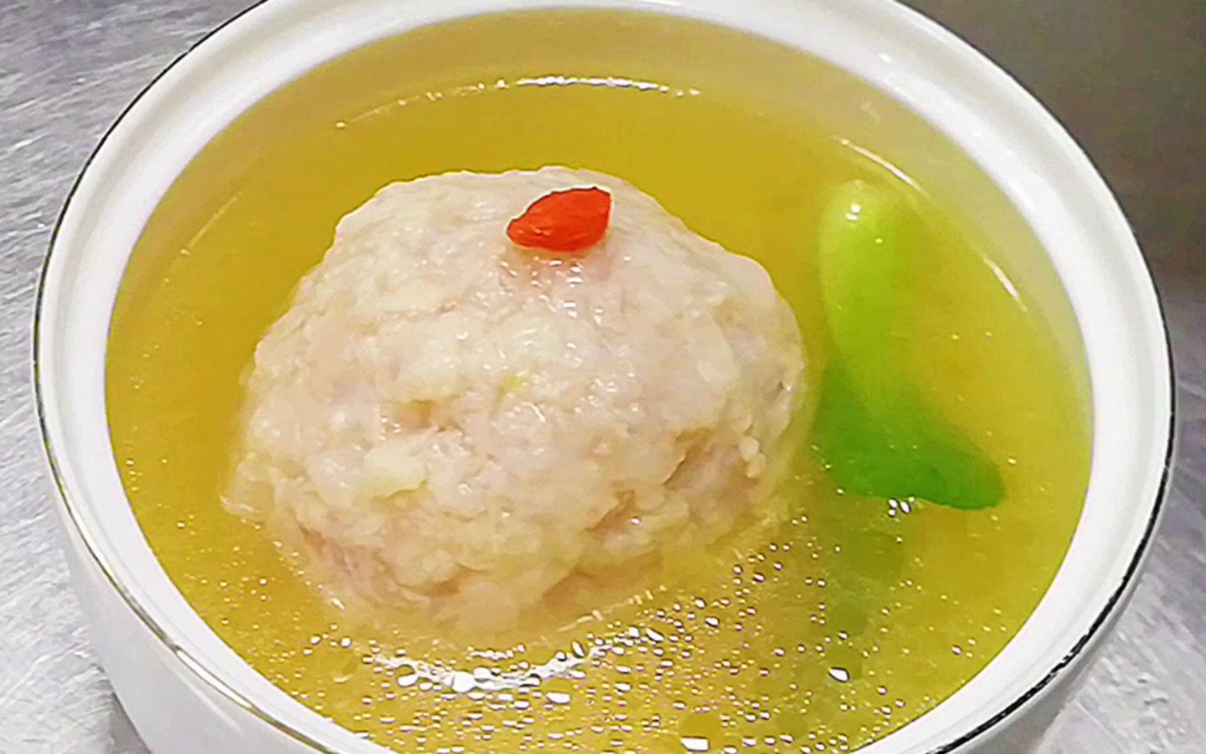 狮子头,开国第一宴六大热菜之一,淮阳菜系中闻名天下的招牌菜