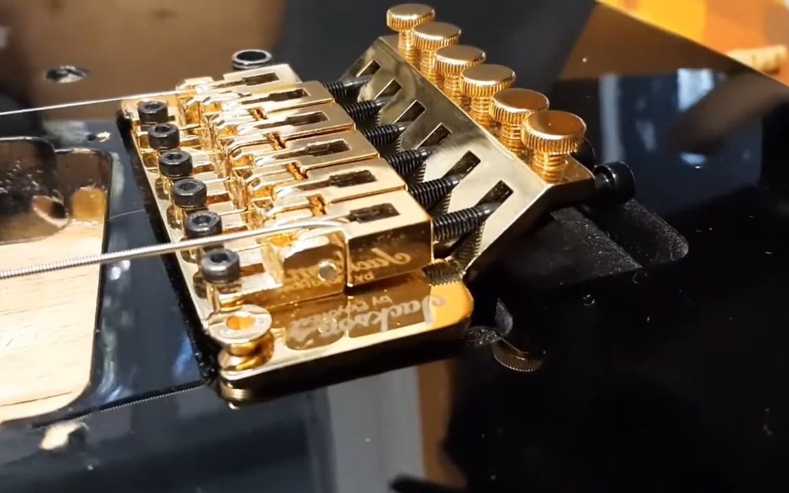 给一把kramer电吉他更换floyd rose大双摇琴桥