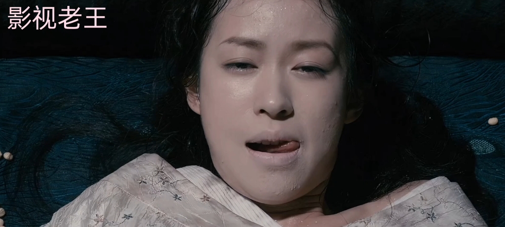 第二季美女肚子不舒服最后生出一个九头怪