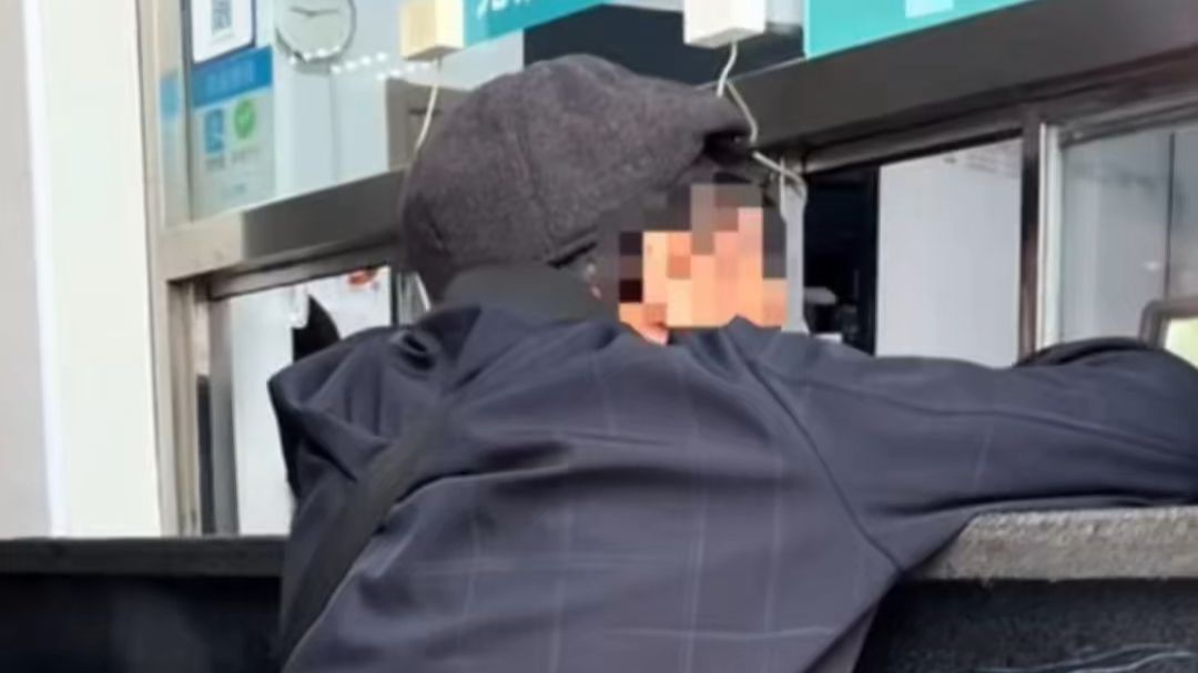 上海一社区卫生院现“丁义珍式”窗口，老人半跪着挂号沟通，院方回应：窗口不影响正常沟通和物品传递；当地卫生健康委表示将进行核实了解
