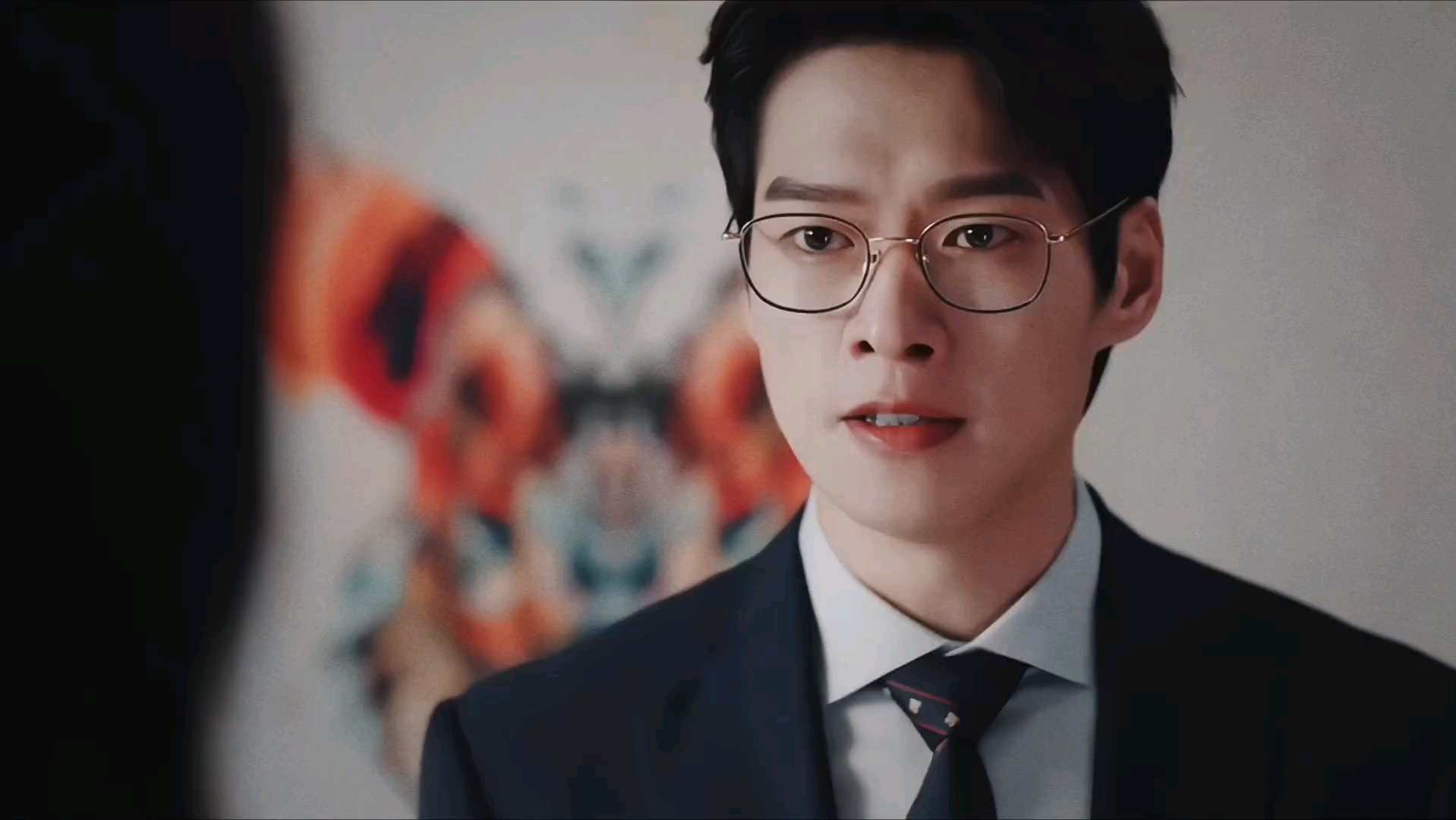 魏大勋真的太欲了,黑色西装,金丝眼镜,节骨分明的手真的绝了^0