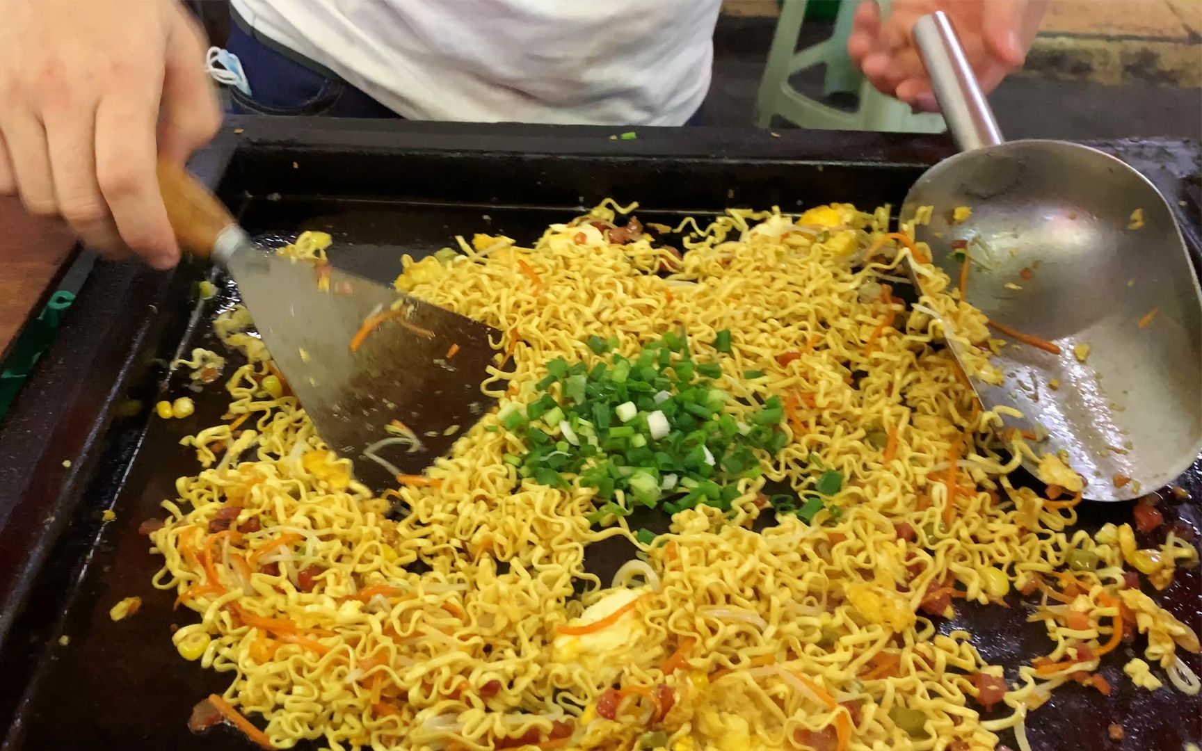 路边摊鸡蛋腊肠炒面,12元一份,老板给的面很多,炒的也很香