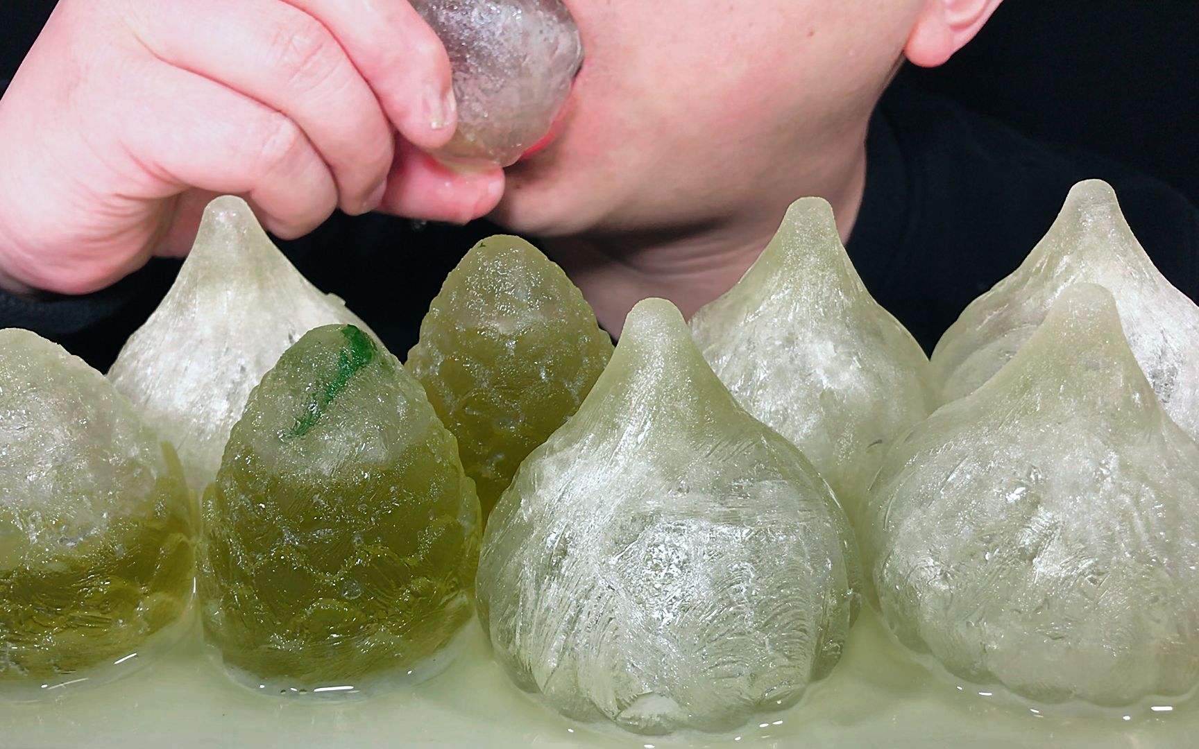 吃冰冻空心盐水冰,听脆脆的声音与喝水声!