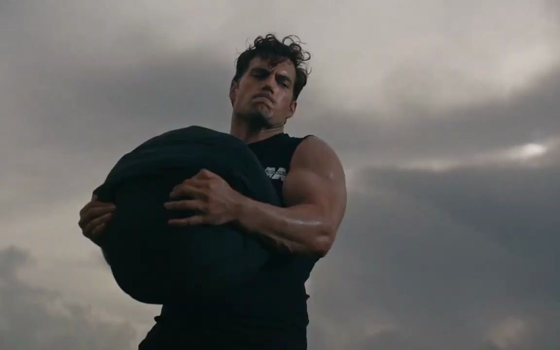 亨利卡维尔早起拍摄的肌肉科技广告!这身材真的是绝了!