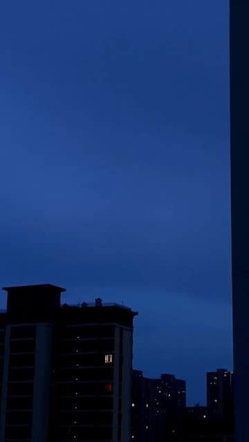 小伙闲着没事,喜欢天快黑的时候站在窗前.