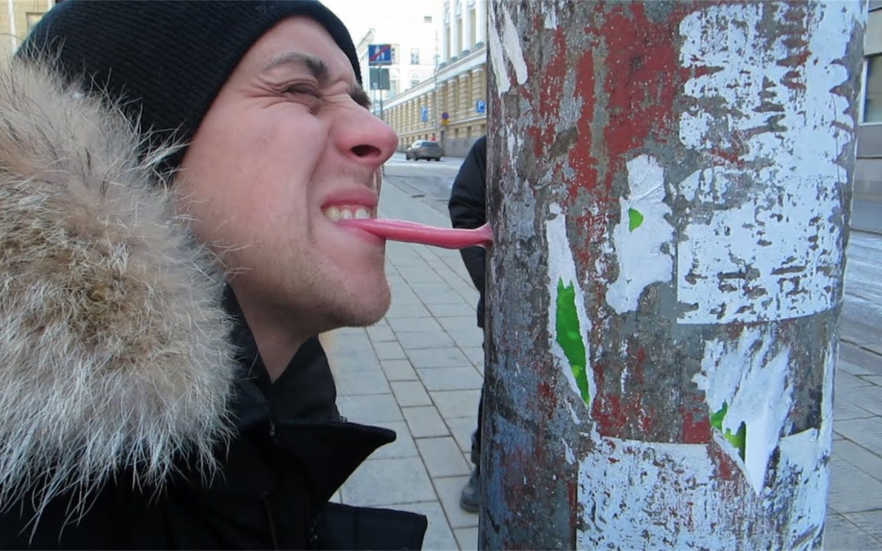 东北人常说,冬天千万不要用舌头舔铁,国外小哥偏偏不信!