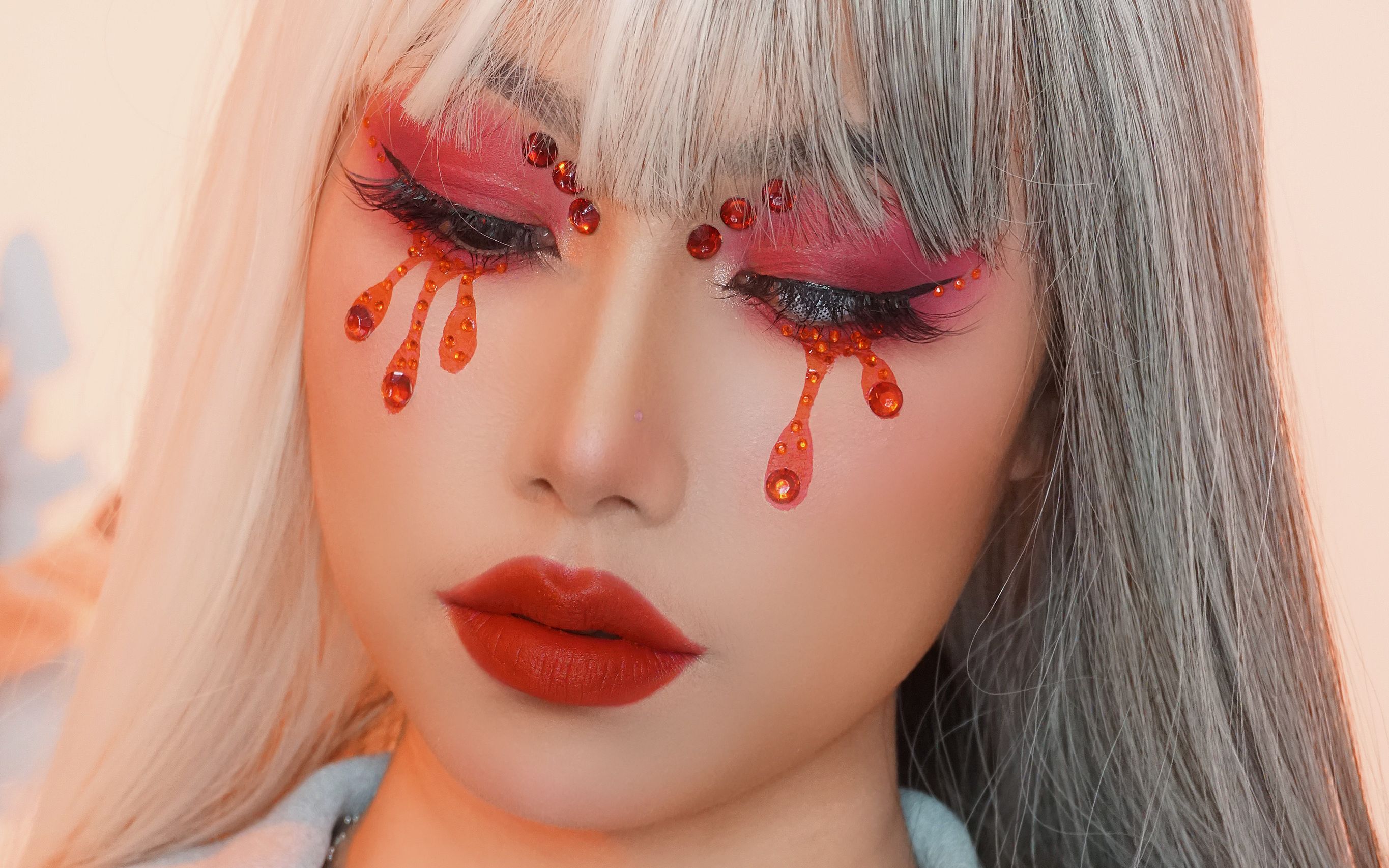 【异瞳姐姐血泪妆】脸部油彩真是一个神奇的存在,画创意妆太方便了