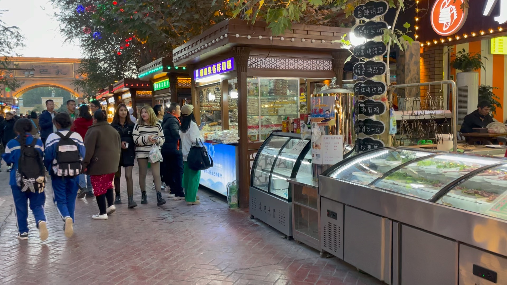 新疆喀什古城的夜市小吃街