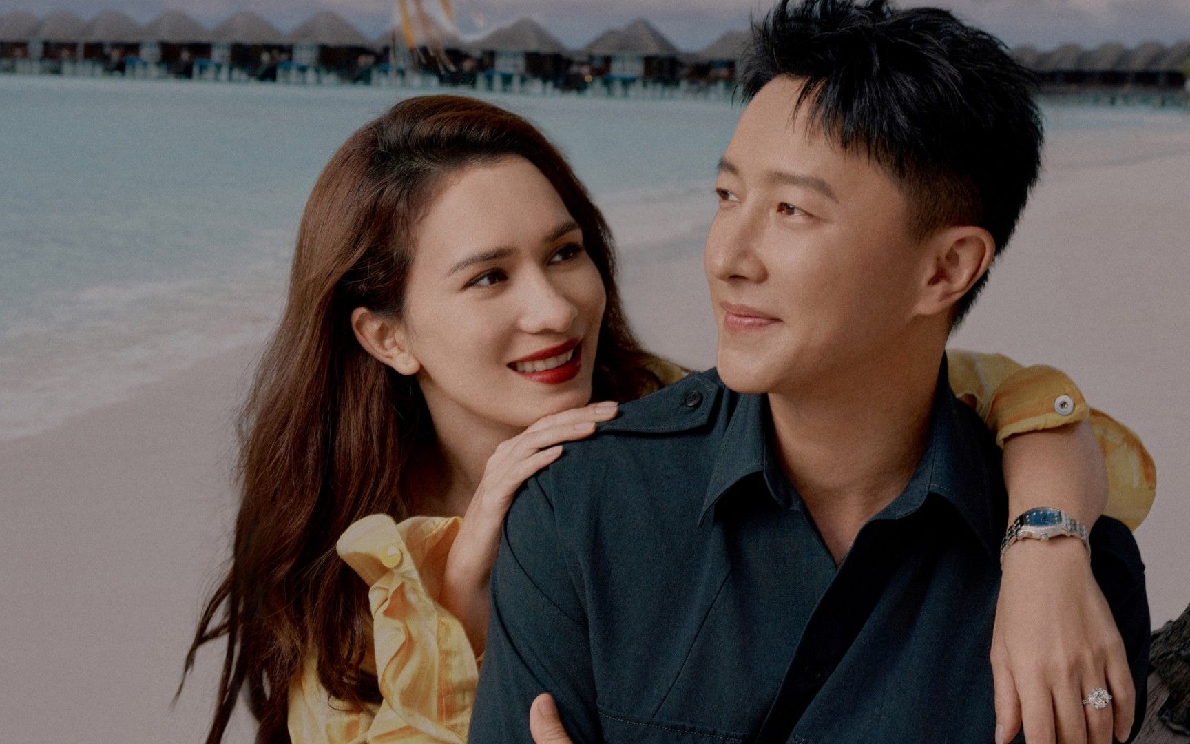 卢靖姗带女儿澳门度假,素颜出镜黑眼圈雀斑明显,性格好被夸真实