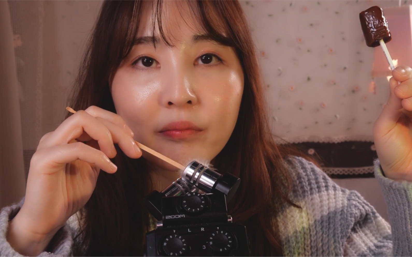 (剪辑版) (原版)【r姐】rappelerr姐毛毛球掏耳的触发音加棒棒糖的食