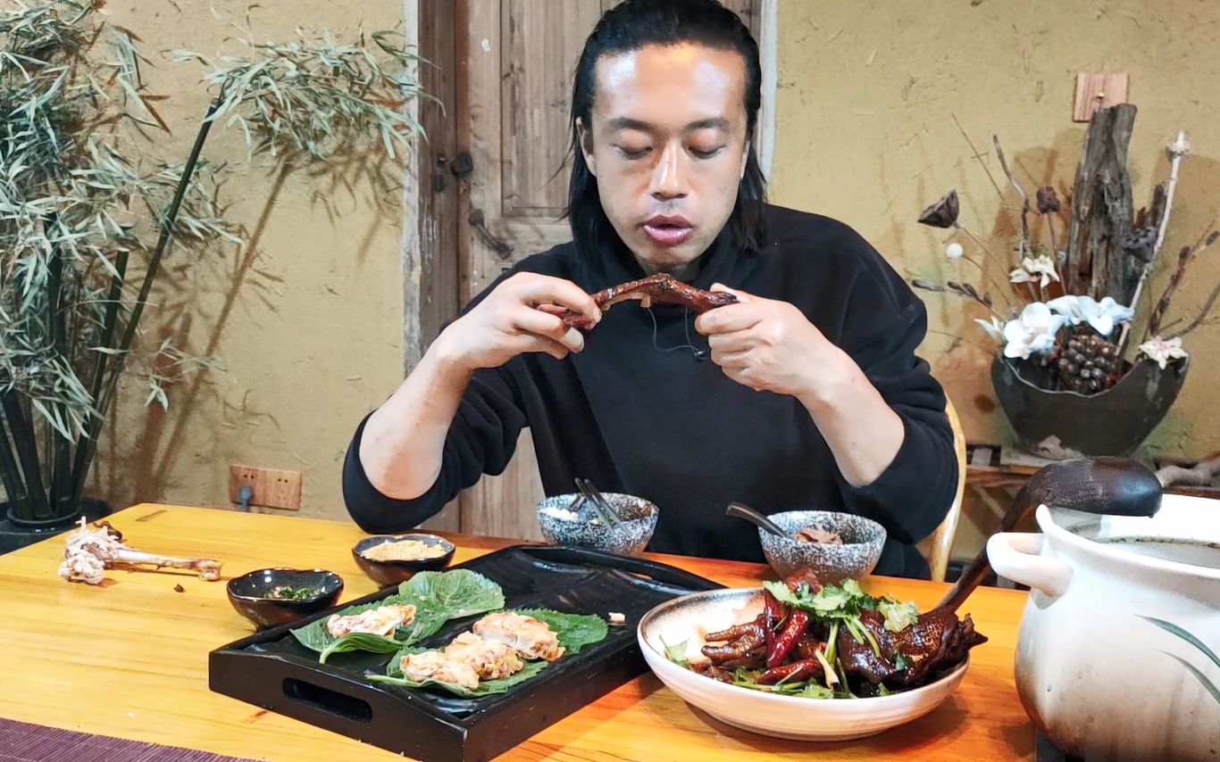 [图]连雨绵绵，废木一敲一搭成好家伙，生活应季节而变，食材应部位不同而作