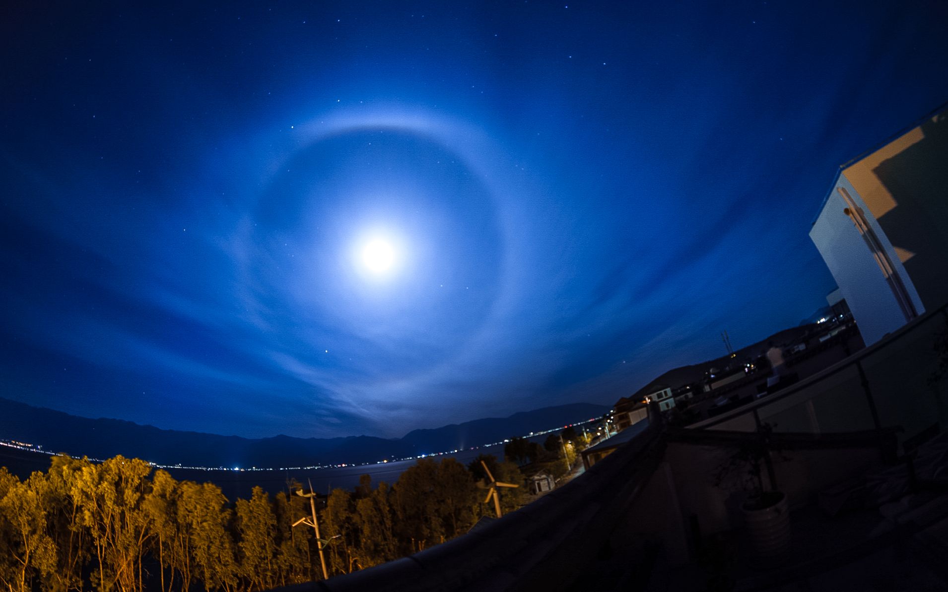 [图]本来打算拍星空的延时摄影 结果半路出现了月晕