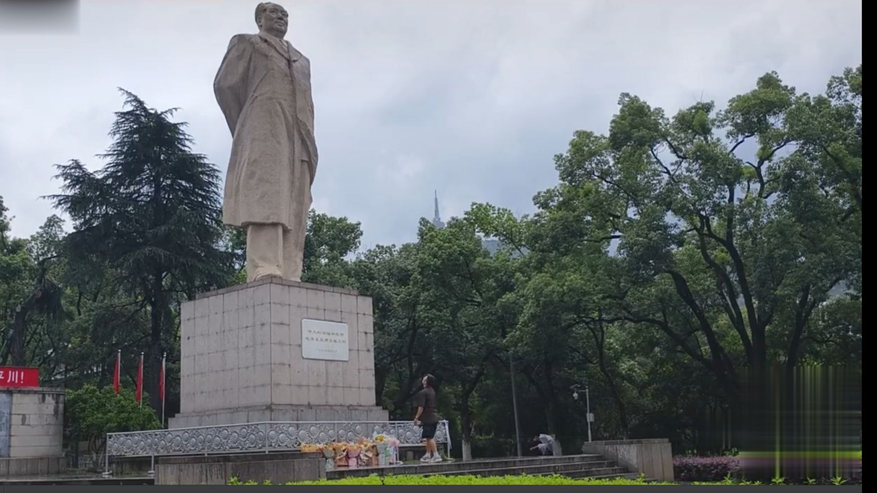 湖南大学一学生毕业,执意要向毛主席献花告辞!哔哩哔哩bilibili