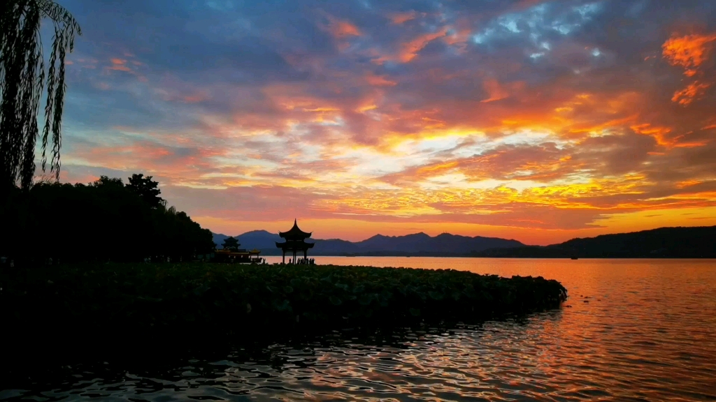 [图]夏日杭州西湖，落日红霞飞满天！