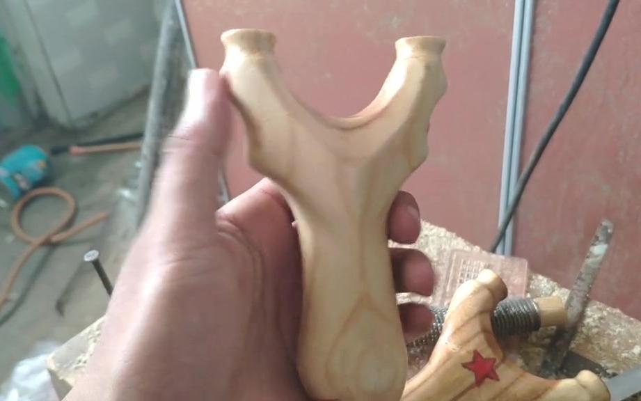 寻找乡村手艺人年轻小师傅手工制作桃木弹弓