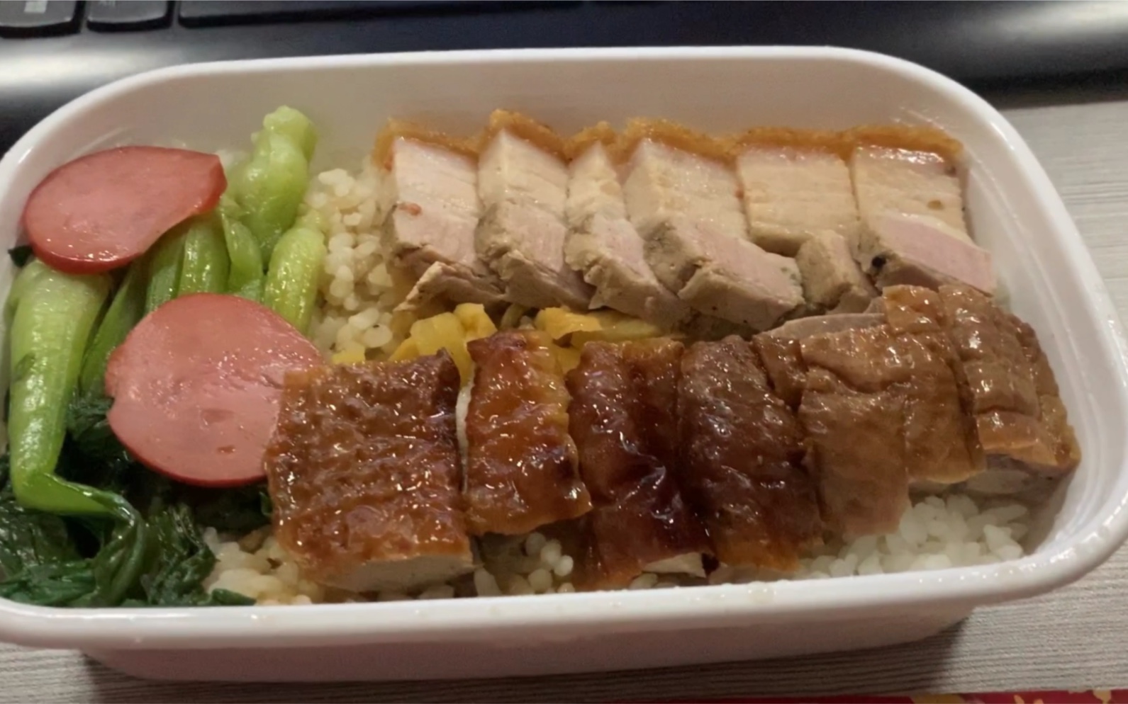 今天吃一个卤味双拼饭,看着就是满满的食欲,味道一定不错