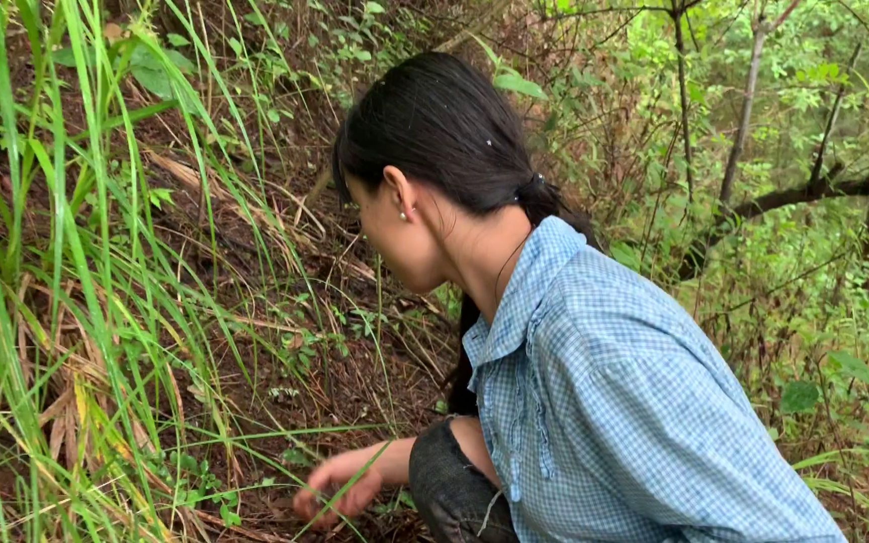 农村媳妇深山采蘑菇,突然下起大暴雨,媳妇:全身湿透淋成落汤鸡_哔哩