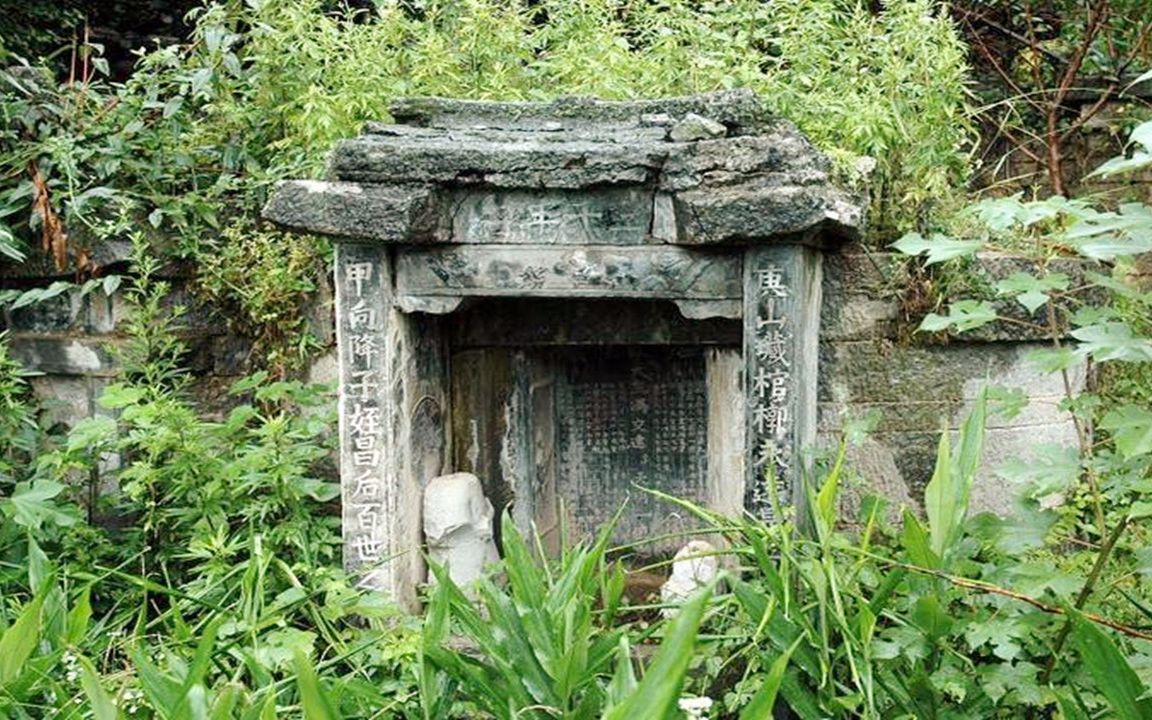 此坟葬的是谁?为什么慈禧光绪都拜他,政府修路得也绕着他.