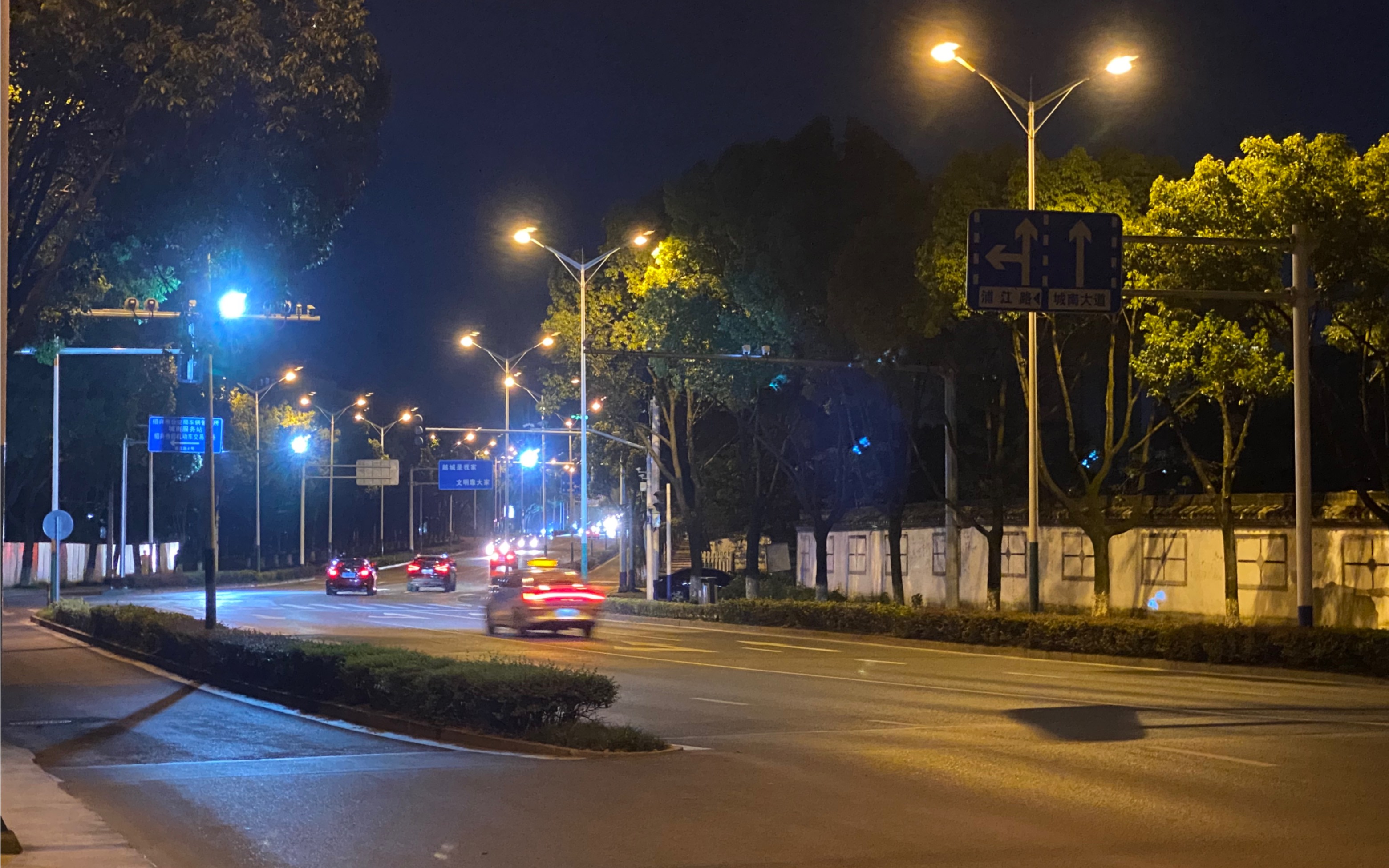 空旷的街道夜景图片