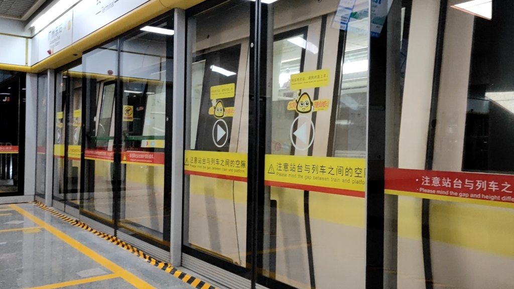 广州地铁1号线蹲下视角a2型列车01a06364号车广州东站出站折返